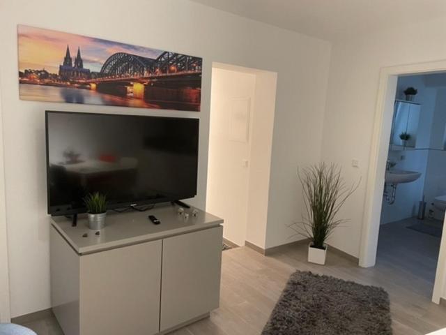 Sunset - Du, Deine Truppe Und Eine Einzigartige Stadt - Cologne Bilik gambar